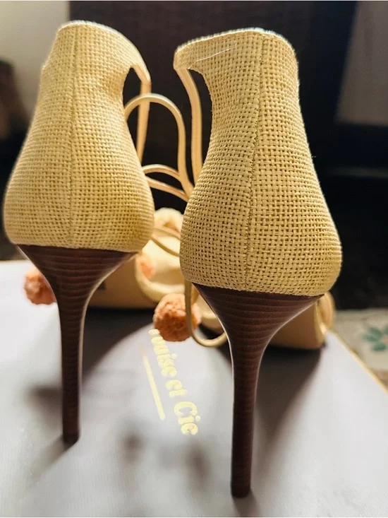 Louis et cie Beige Pom-Pom Lace-Up Sandals 9.5 - Picture 2 of 4